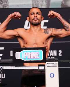 Alexandre Pantoja durante a pesagem para o UFC 323, neste sábado (6)