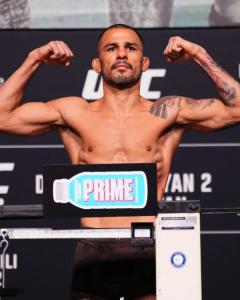 Alexandre Pantoja durante a pesagem para o UFC 323, neste sábado (6)