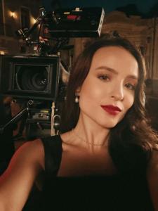Larissa Manoela durante gravações de Êta Mundo Melhor!