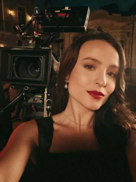 Larissa Manoela durante gravações de Êta Mundo Melhor!