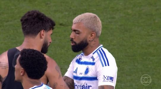 Abraço entre Yuri Alberto e Gabigol após partida entre Corinthians e Cruzeiro na Neo Quimica Arena pela Copa do Brasil