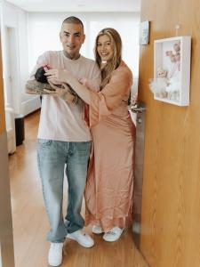 MC Guimê posta foto com filha e namorada
