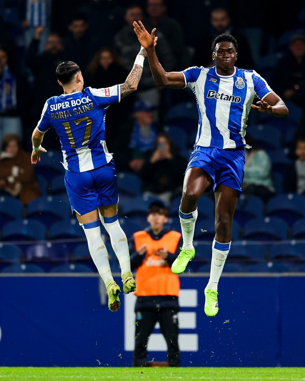 Porto vence Estrela Amadora e mantém vantagem na liderança do Português
