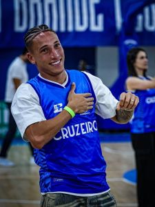 Robert no jogo do Cruzeiro Basquete