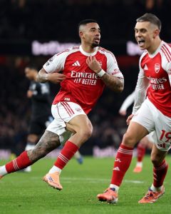 Gabriel Jesus celebra gol pelo Arsenal contra o Aston Villa