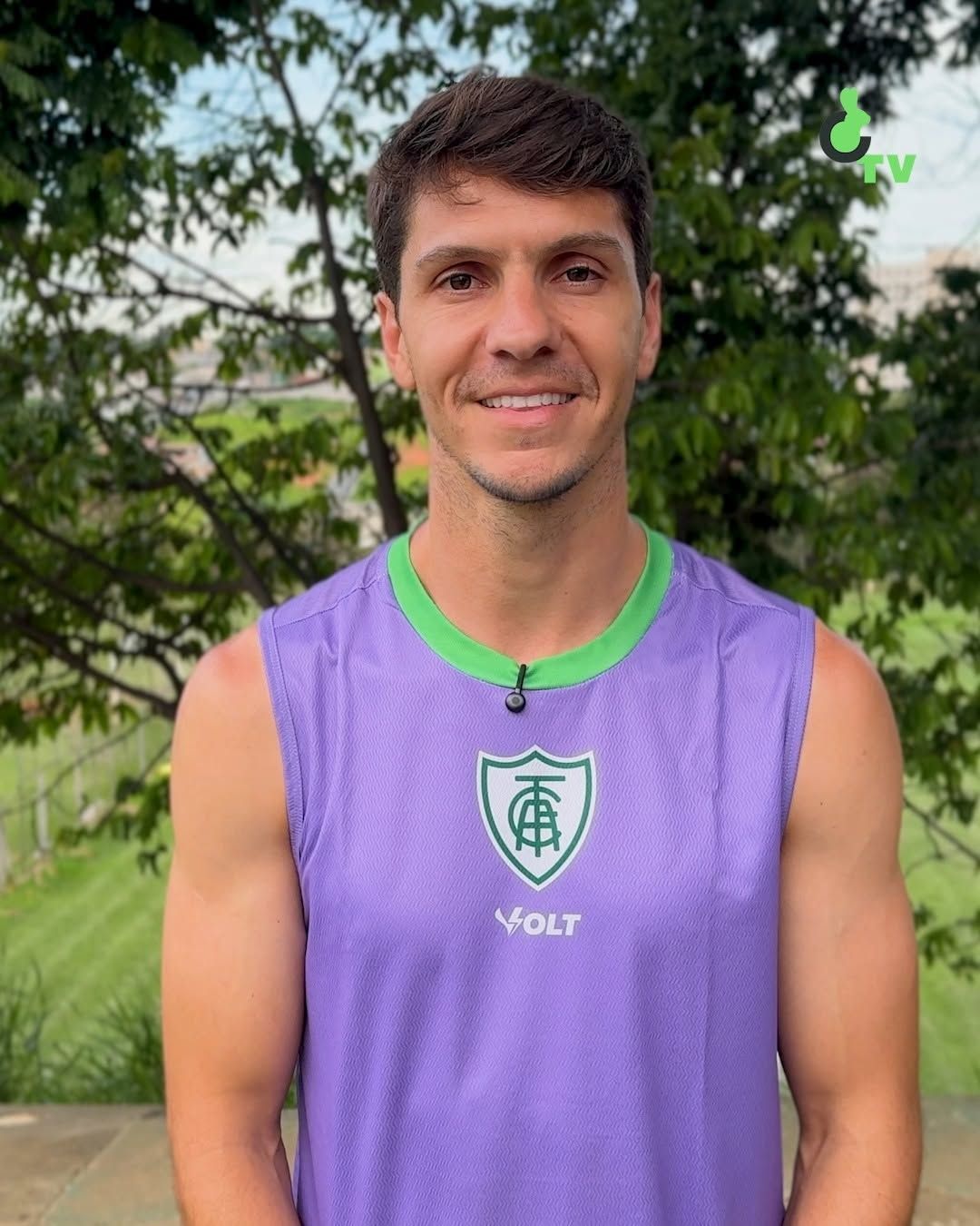 Jogador mais longevo do elenco, meia reage à renovação de contrato com o América