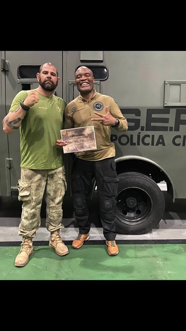 Lenda do UFC, Anderson Silva surpreende ao compartilhar treinamento para virar policial