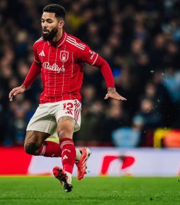 Douglas Luiz em ação pelo Nottingham Forest