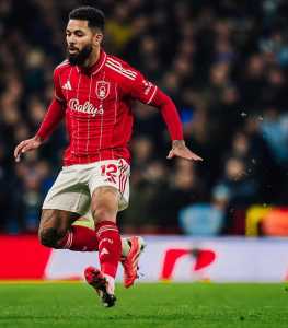 Douglas Luiz em ação pelo Nottingham Forest