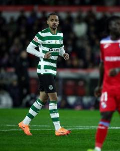 Rômulo, do Atlético, em ação pelo Sporting