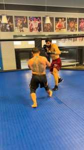 Arman Tsarukyan, lutador do UFC, faz sparring com anão
