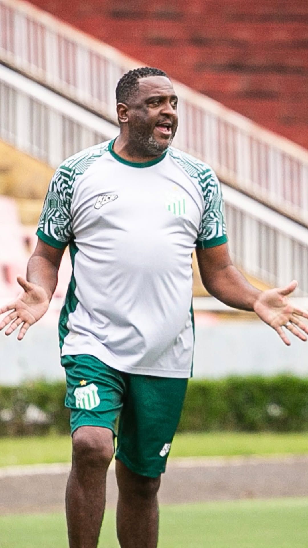 Após sofrer goleada para o Cruzeiro, clube mineiro demite treinador