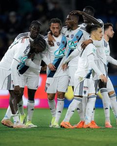 Time do Paris FC celebra gol contra o PSG nesta segunda-feira (12)