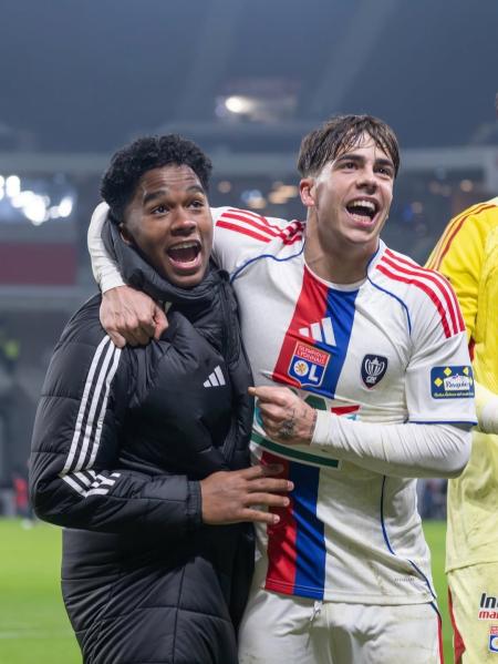 Endrick é celebrado por companheiros após decidir jogo pelo Lyon na Copa da França