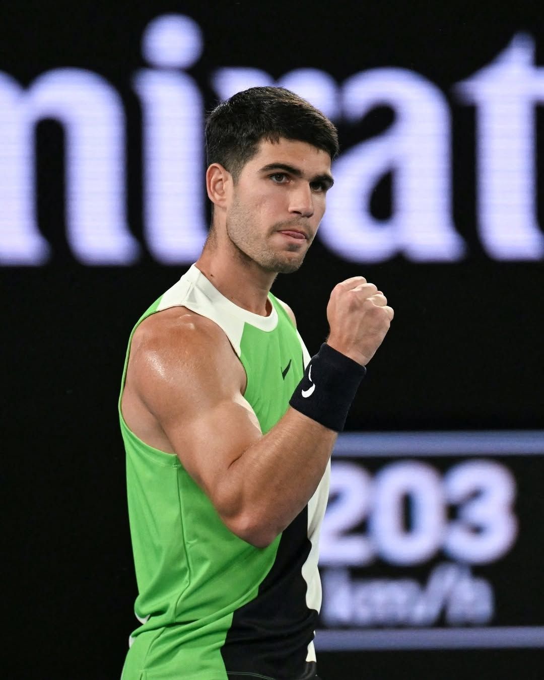 Alcaraz confirma favoritismo, despacha Walton e avança no Australian Open