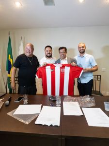 Anisio Clemente (vereador e presidente da associação), João Marcelo Dieguez (prefeito), Renato Valentim (Dono da SAF do Villa)