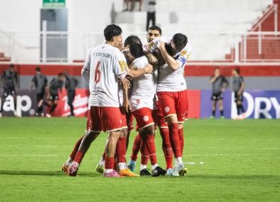 Jogadores do Tombense comemoram gol no Almeidão
