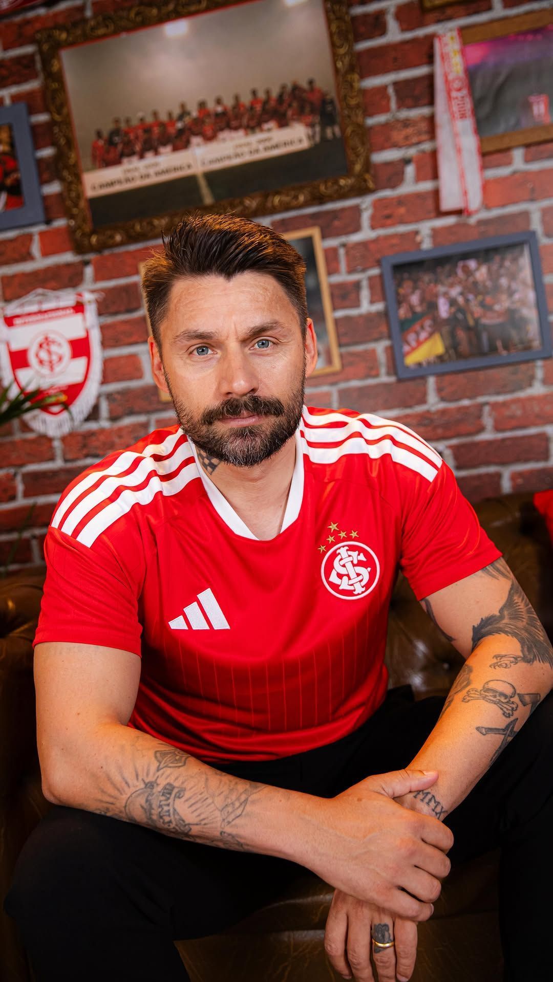 Internacional apresenta novo uniforme com referência a conquista histórica