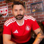 Internacional apresenta novo uniforme com referência a conquista histórica