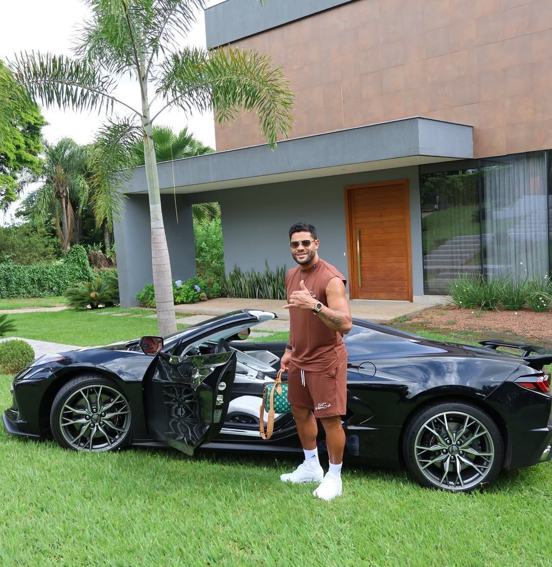 Hulk ostenta carro de luxo e bolsa de R$ 50 mil após brilhar em clássico pelo Atlético