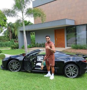 Atacante do Atlético, Hulk exibe carro de luxo