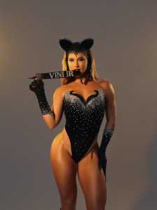 Virginia Fonseca com a coleira com o nome de Vini Jr.