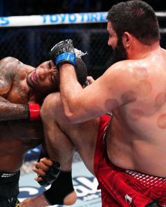 Jailton Malhadinho recebe joelhada de Kuniev, no UFC