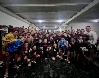 Time do Pouso Alegre comemora vitória no Campeonato Mineiro