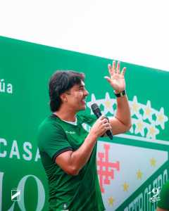 Marcelo Moreno durante sua apresentação oficial à torcida do Oriente Petrolero-BOL, no Estádio Ramón Tahuichi Aguilera, em Santa Cruz de la Sierra