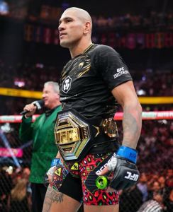 Alex Poatan com o cinturão do UFC