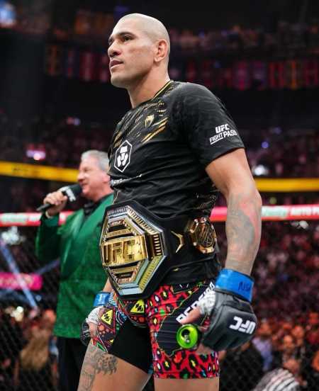 Alex Poatan com o cinturão do UFC