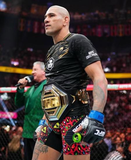 Alex Poatan com o cinturão do UFC