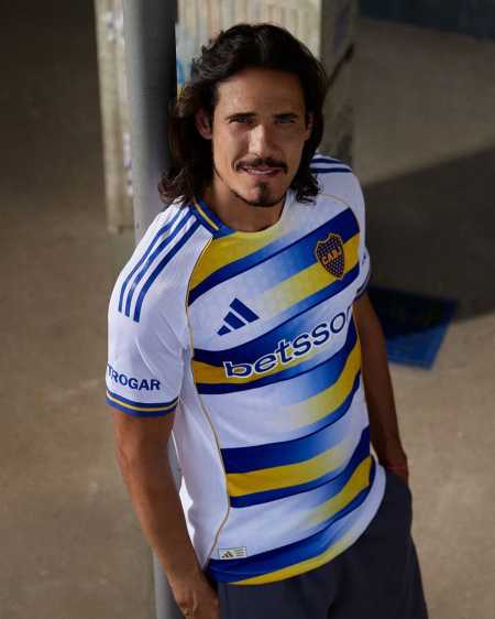 Cavani, astro do Boca Juniors, com o novo uniforme