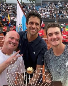 Andre Agassi, Marcelo Melo e João Fonseca, logo após o título da dupla brasileira no Rio Open