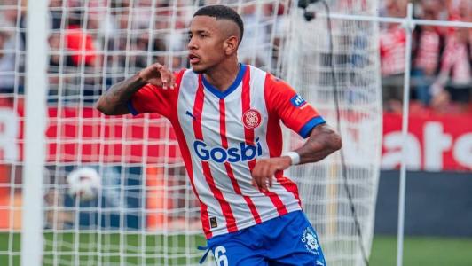 Savinho comemorando mais um gol com a camisa do Girona