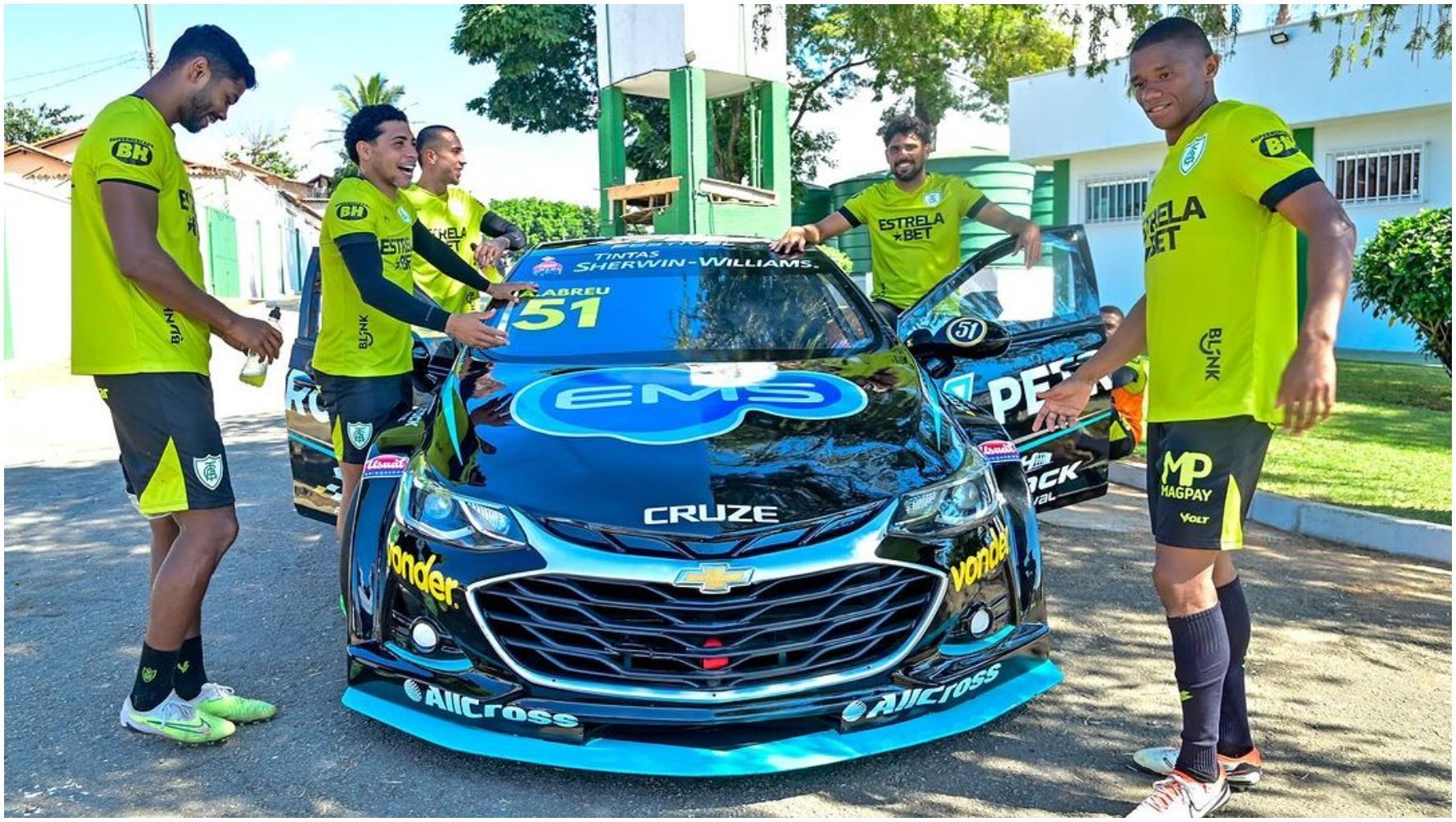 Stock Car em BH: América recebe 'visita' de carro utilizado por Átila Abreu