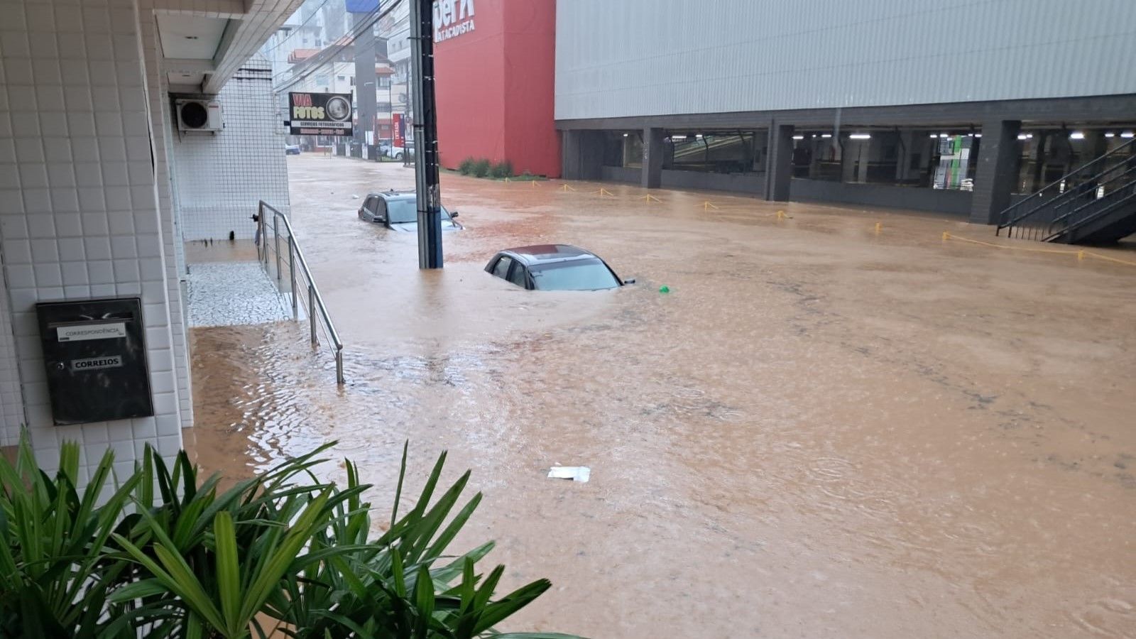 Santa Catarina: chuva causa alagamentos, arrasta carros e cidades decretam emergência