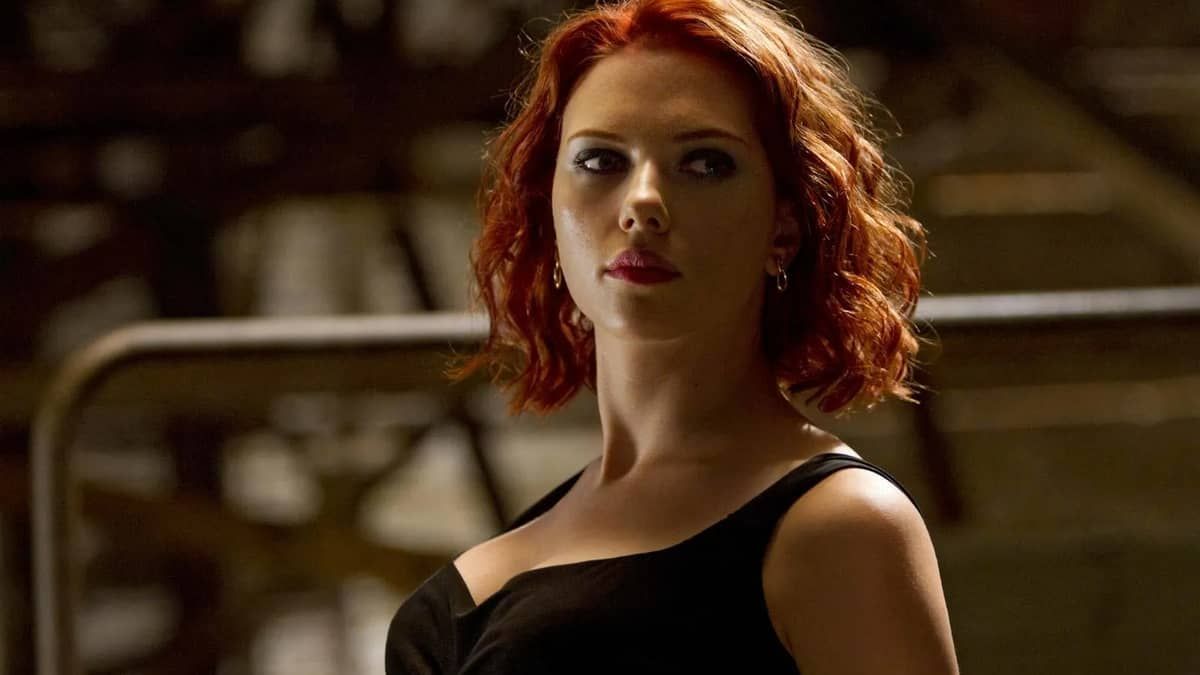 Scarlett Johansson deixa peça íntima à mostra em Cannes e exibe tatuagens; fotos