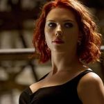 Scarlett Johansson deixa peça íntima à mostra em Cannes e exibe tatuagens; fotos