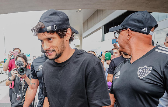 Gustavo Scarpa desembarca em BH para reapresentação do Atlético: ‘Empolgado para caramba’