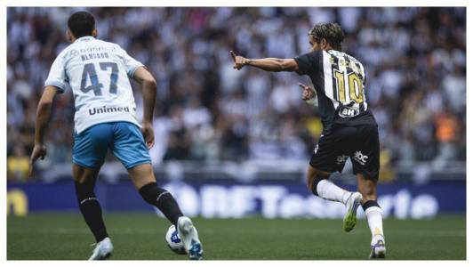 Gustavo Scarpa e Alysson na partida deste domingo (17) entre Atlético e Grêmio