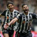 Hulk decide no fim, e Atlético vence Corinthians em Arena MRV lotada