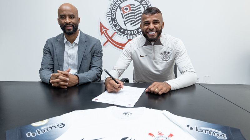 Corinthians oficializa contratação de Alex Santana, ex-Athletico-PR