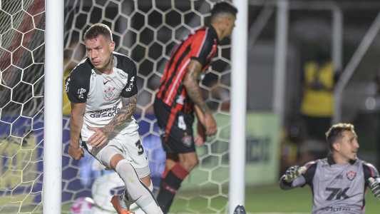 Volante Charles marcou o gol que garantiu três pontos contra o Vitória