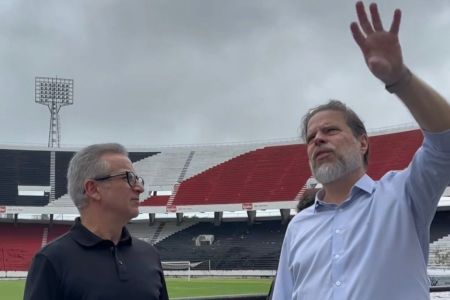Arquiteto Bernardo Farkasvölgyi (à esq.) ao lado de Bruno Rodrigues, presidente do Santa Cruz