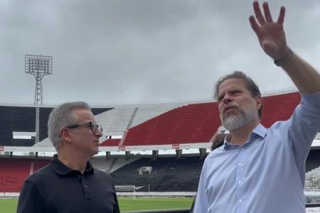 Arquiteto Bernardo Farkasvölgyi (à esq.) ao lado de Bruno Rodrigues, presidente do Santa Cruz