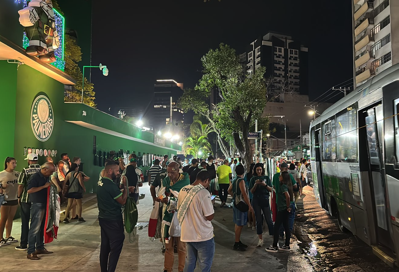 Torcida do Palmeiras comemora título brasileiro em frente ao Allianz Parque