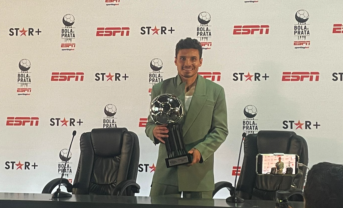 Melhor meia do campeonato, Veiga celebra momento no Palmeiras e Seleção