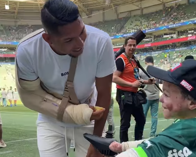 Torcedor do Palmeiras com doença rara conhece Rony no Allianz Parque