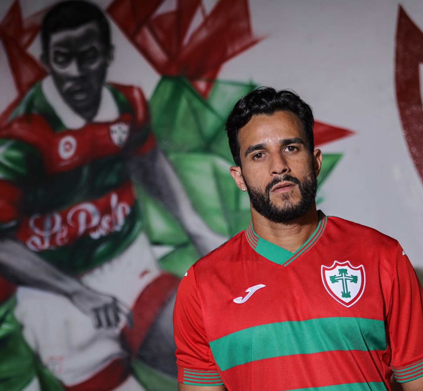 Portuguesa lança novos uniformes com ex-Cruzeiro como modelo